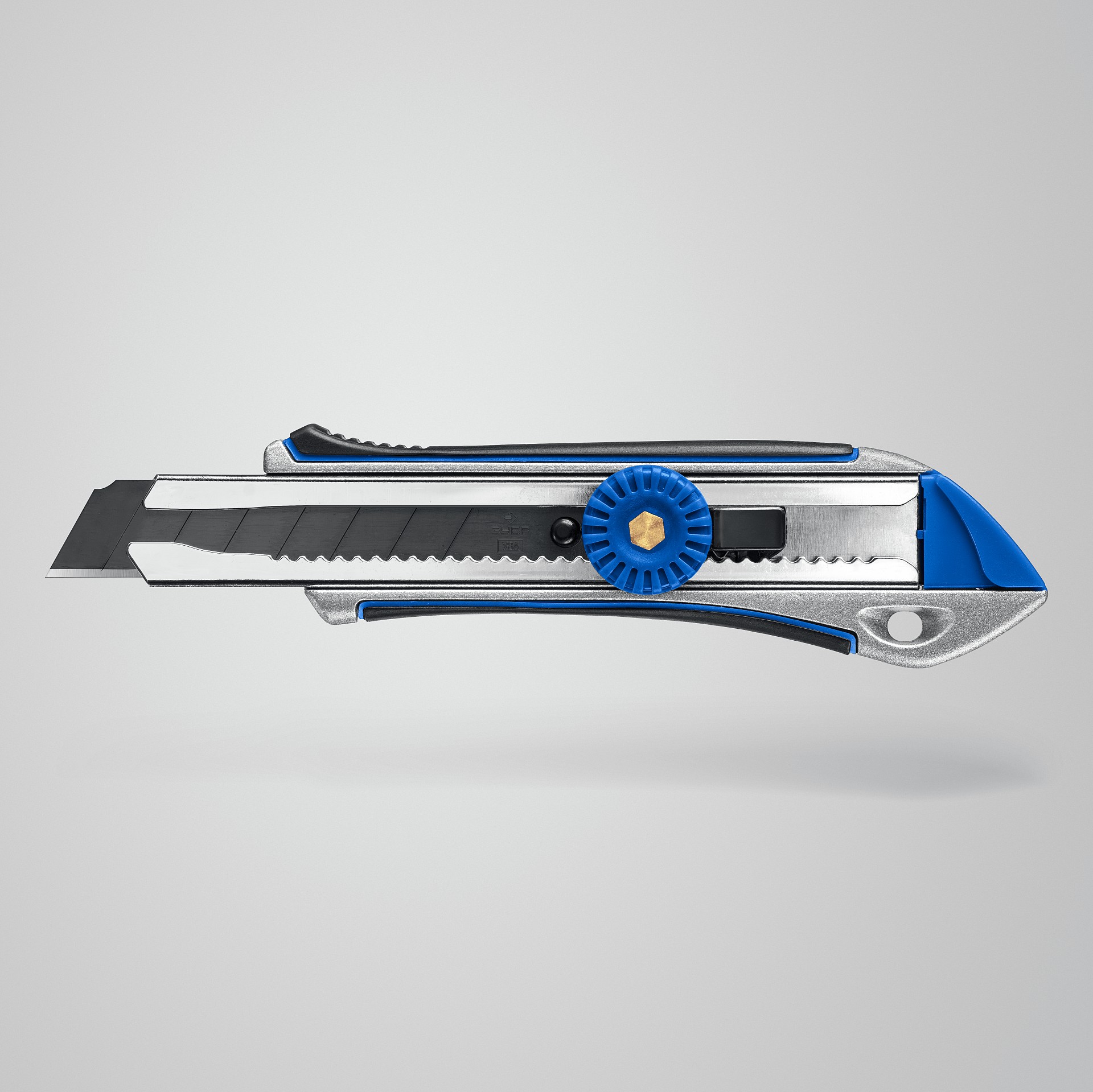 ЗУБР Титан-В, 18 мм, металлический обрезиненный нож с винтовым фиксатором, Профессионал (09174)