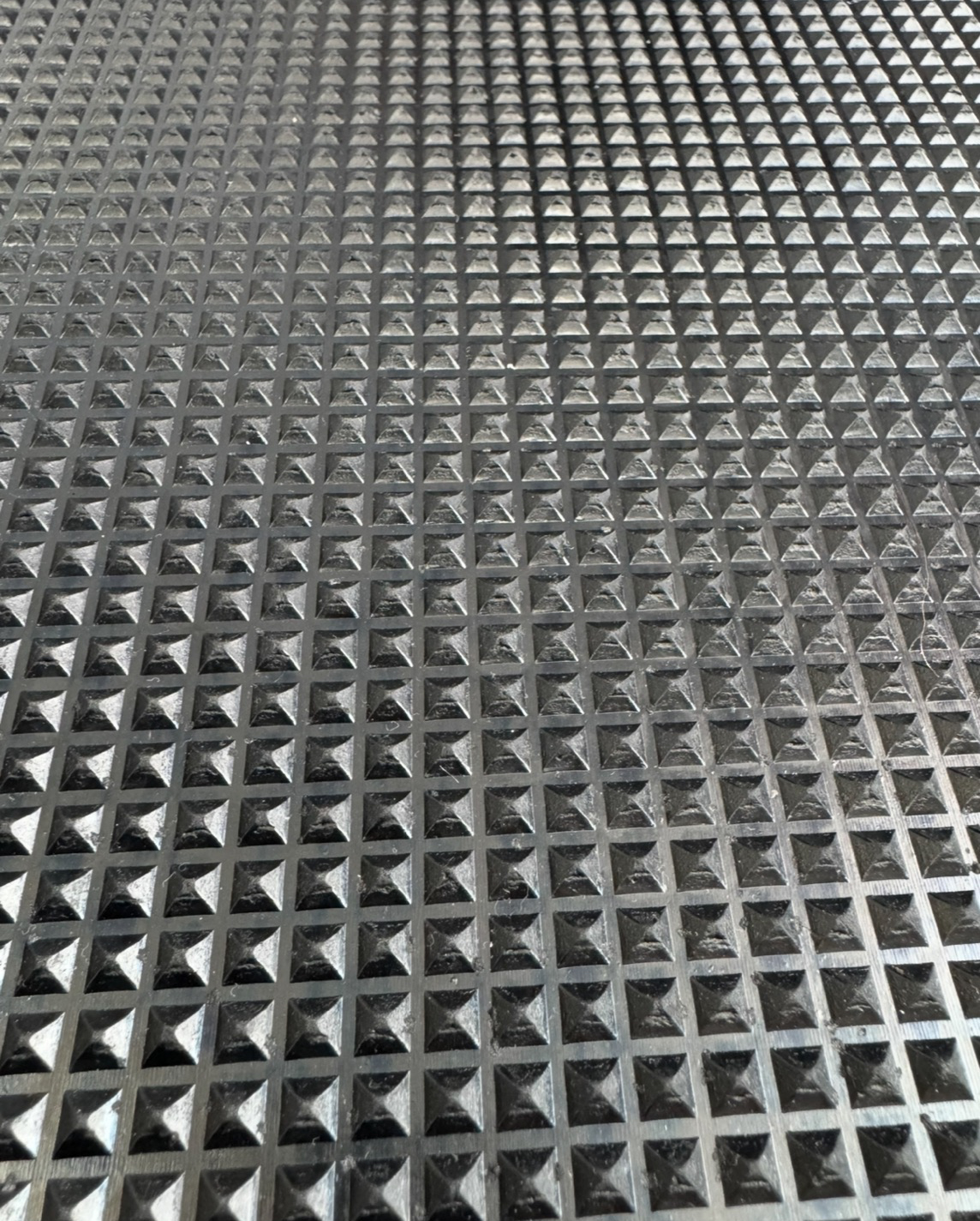 Резиновые дорожки (Китай), Пирамида