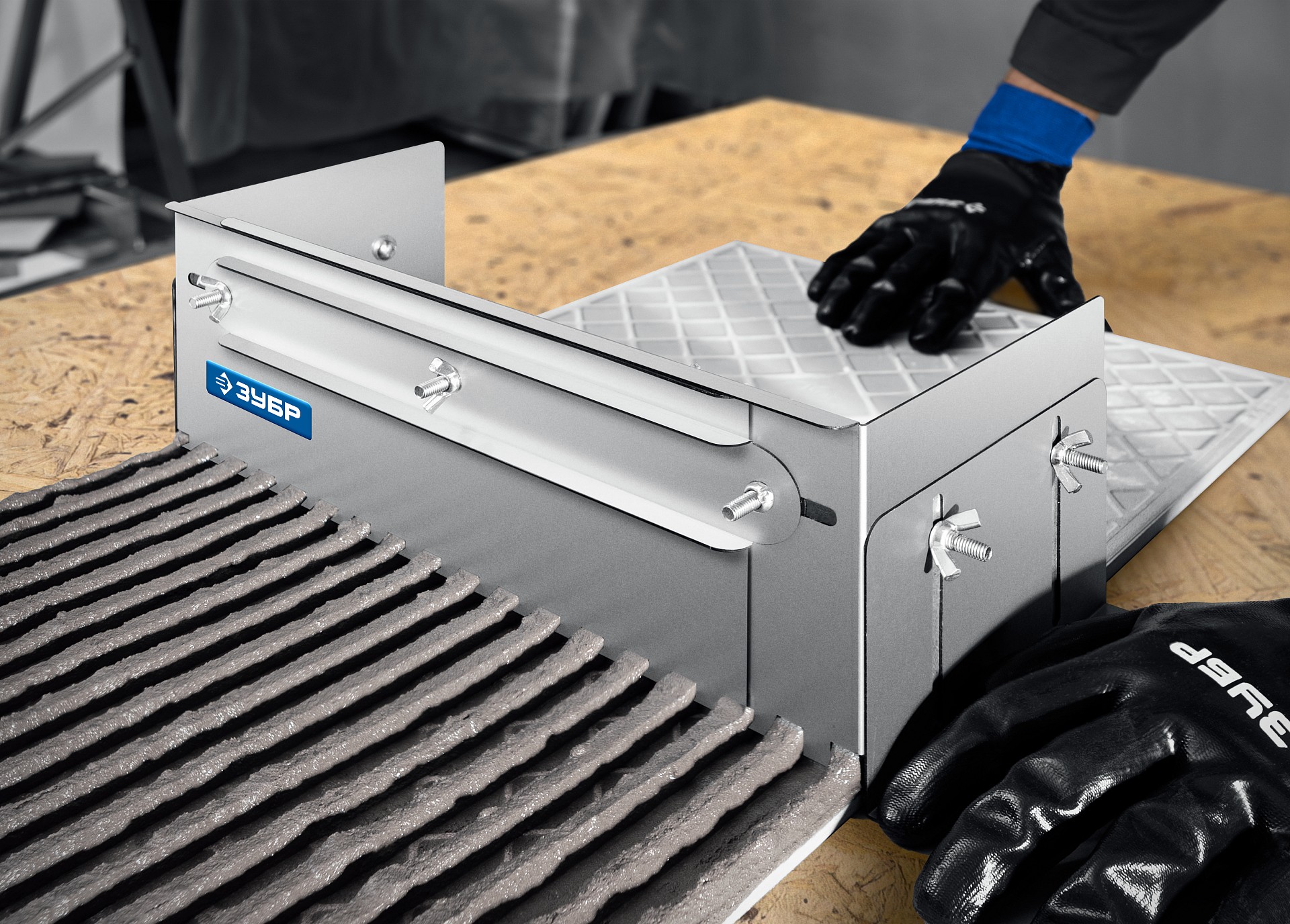 ЗУБР зуб 10*10 мм, до 600 мм, оцинкованная сталь, Раздвижная гребенка для плитки, ПРОФЕССИОНАЛ (08045-10)