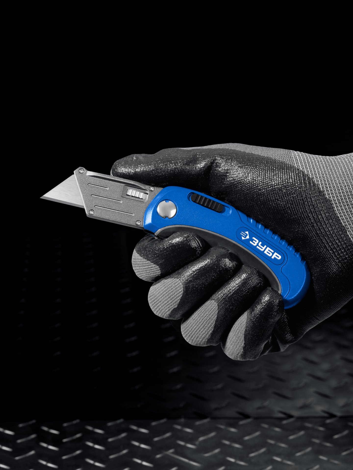 ЗУБР Компакт-А24, универсальный складной нож с трапециевидным лезвием (09226)