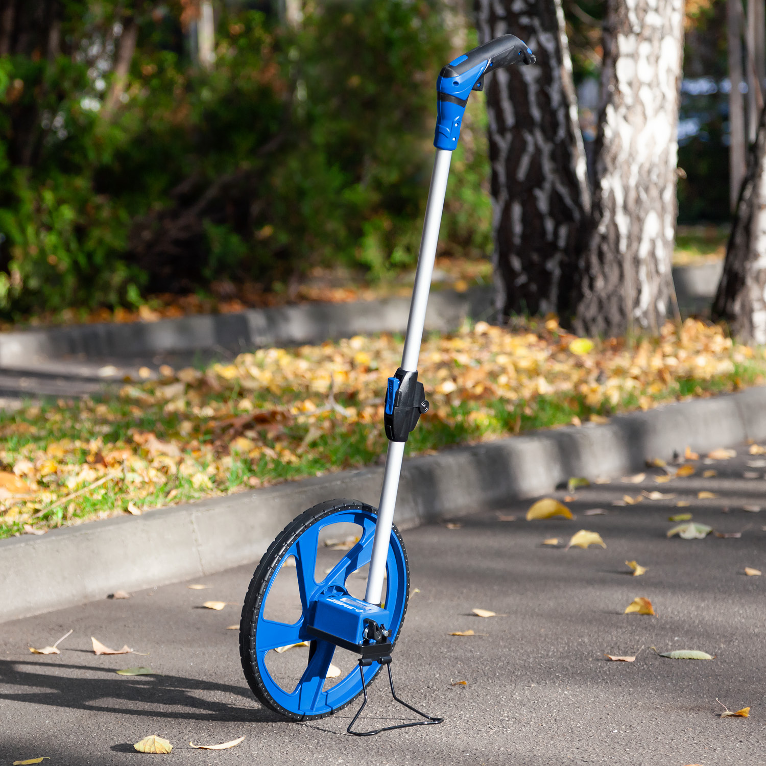 ЗУБР 0.1 - 9999 м, измерительное колесо, (курвиметр) со складной алюминиевой рукояткой, Профессионал (34880)