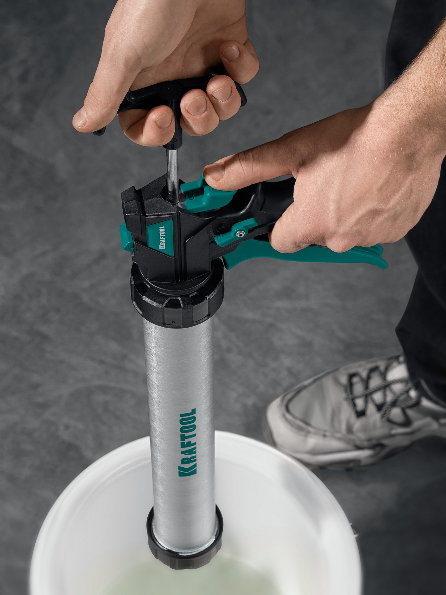 KRAFTOOL ULTRA 600 мл, прямой забор, регулировка силы давления, вариативная антикапельная система, закрытый пистолет для герметикаа (06677-60)